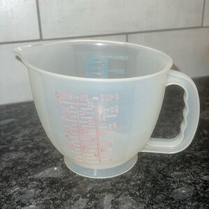 TUPPERWARE Vintage 4 cup measuring cup with spout and handle. Great shape.